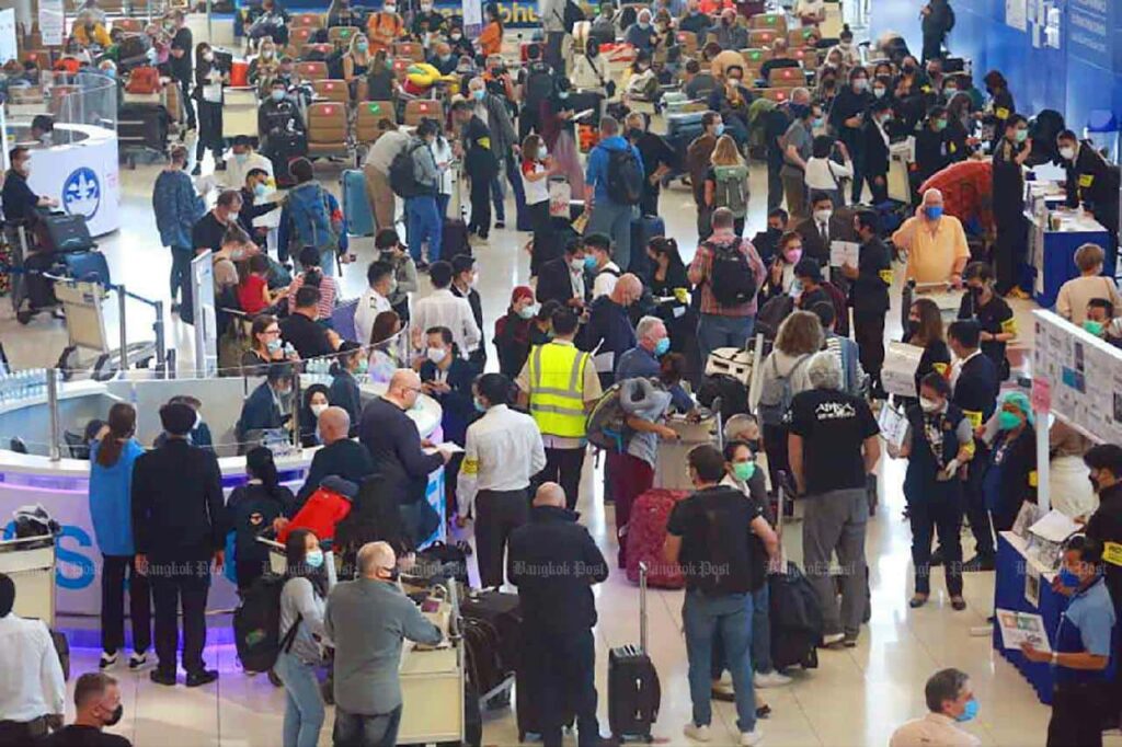 Voyageurs touristes aeroport Bangkok