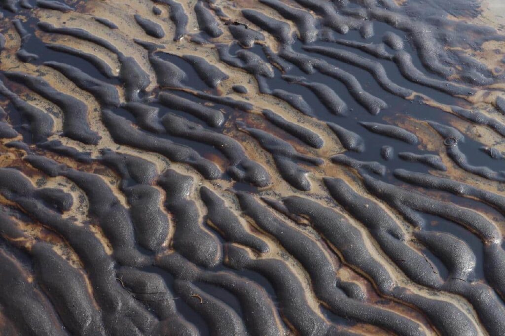 La marée noire est la goutte d'eau qui fait déborder le vase pour le tourisme à Rayong en Thaïlande