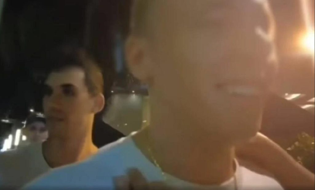 Un touriste se fait voler son collier en or en direct en Thaïlande