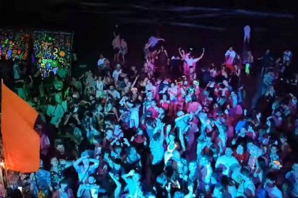 La 1re Full Moon Party depuis le Covid attire plus de 10 000 fêtards en Thaïlande