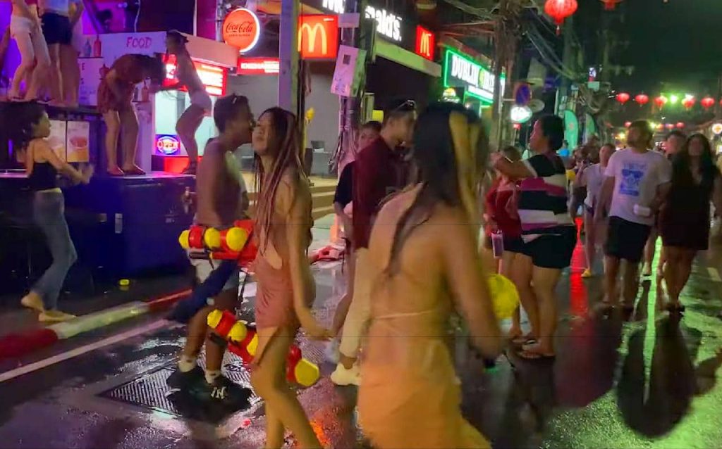 En Thaïlande vous risquez 1 641 euros d'amendes si vous jetez de l'eau sur quelqu'un