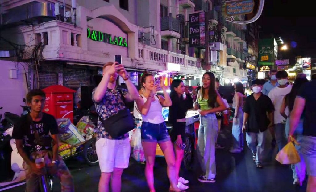 Touristes sur Khao San Road.