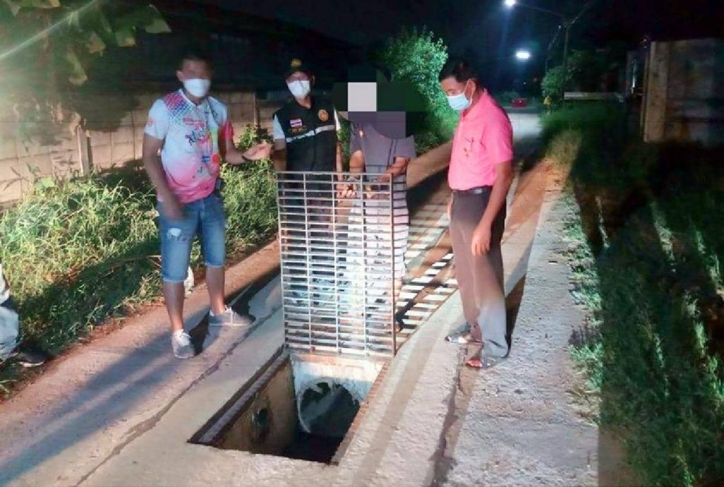 Il vole une plaque d'égout en Thaïlande et sa voiture tombe dans le trou