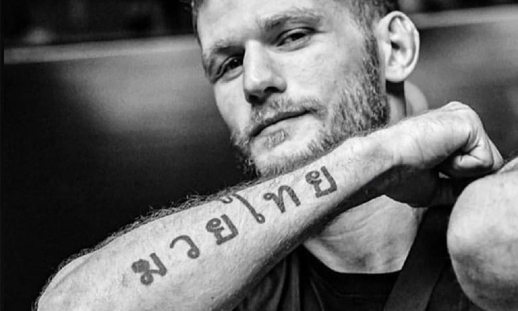 Le champion de boxe thaï ridiculisé par son tatoueur s'explique 4 Un champion de boxe thaï français se fait ridiculiser par son tatoueur
