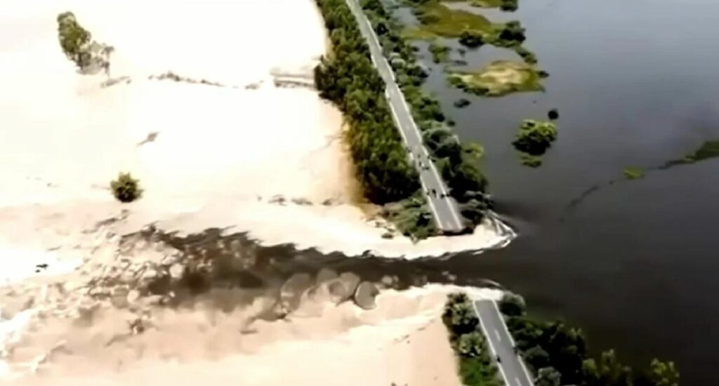 Les inondations détruisent une autoroute dans le nord-est de la Thaïlande