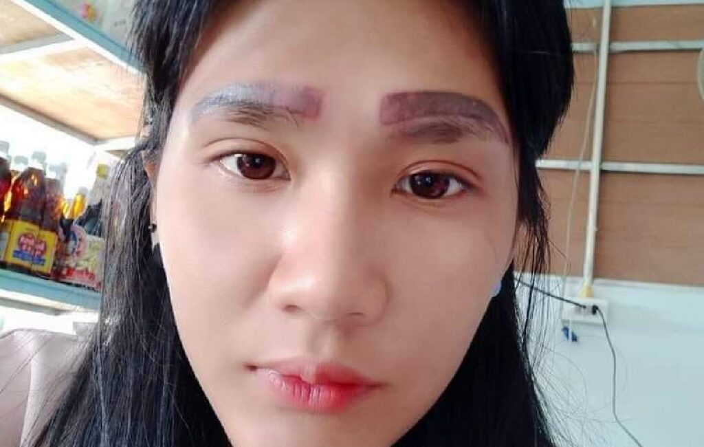 Un tatouage cosmétique raté transforme une femme de l'est de la Thaïlande en monstre de foire