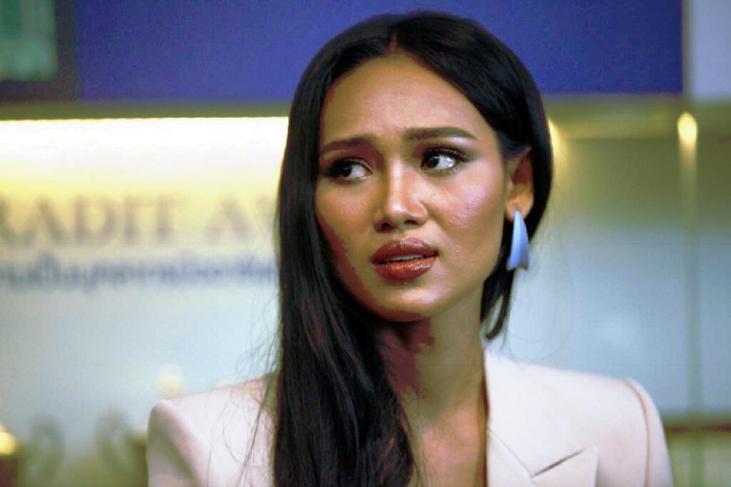 La reine de beauté du Myanmar qui avait critiqué la junte va pouvoir quitter la Thaïlande