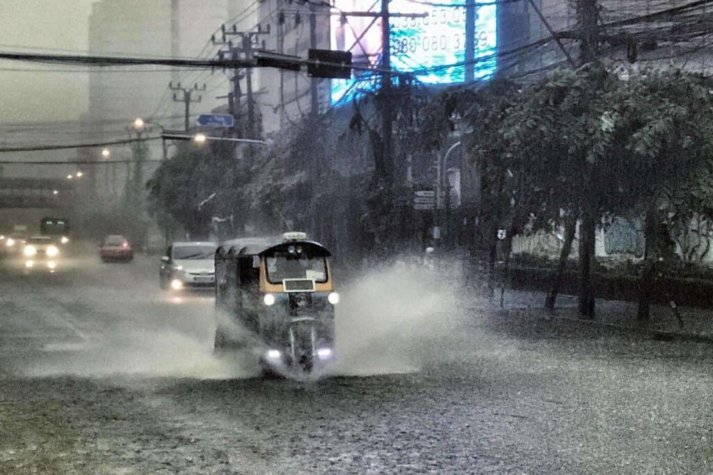 La tempête tropicale Soulik provoque de fortes pluies en Thaïlande