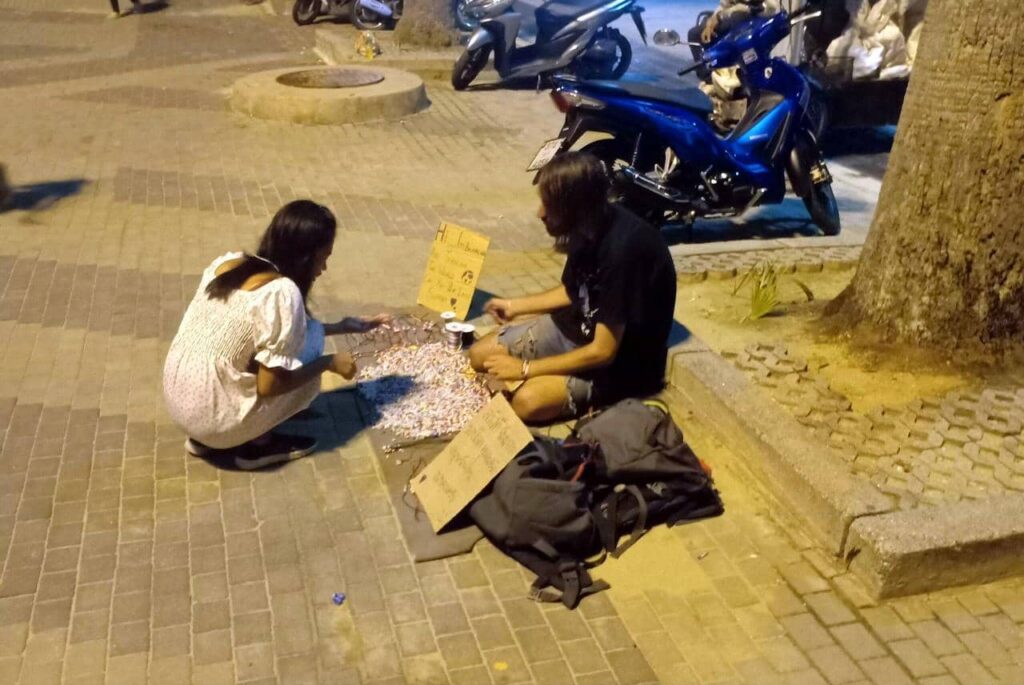 Les begpackers, ou voyageurs mendiants, sont de retour en Thaïlande, et cela ne plaît pas à tout le monde