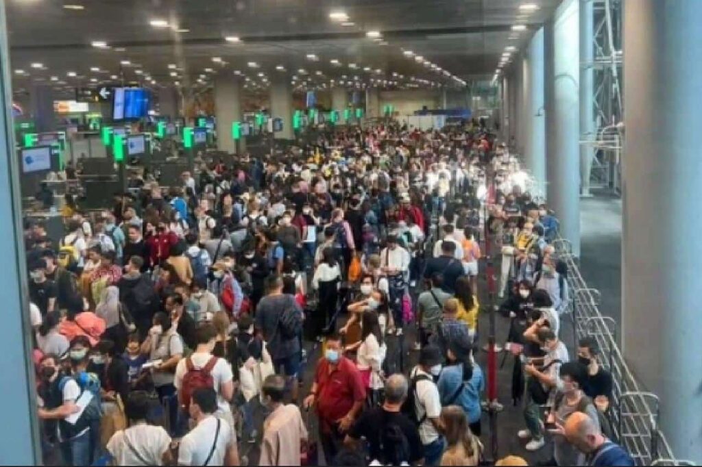 Foule de voyageurs, le 10 novembre à l'aéroport de Suvarnabhumi.