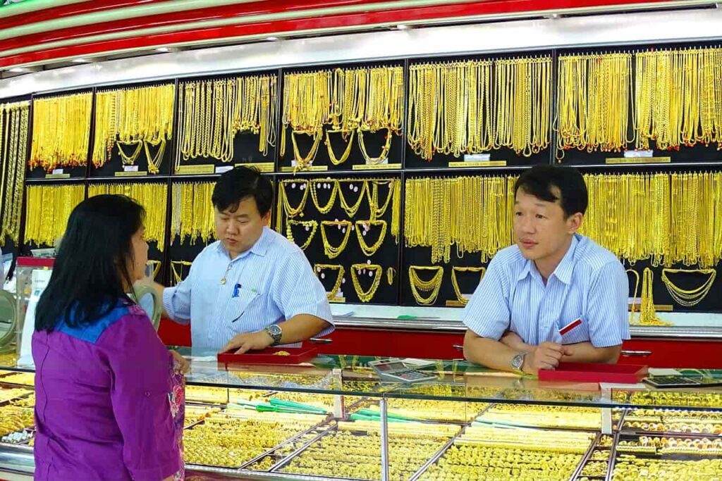 Le baht thaïlandais en forte hausse fait baisser le prix de l'or en Thaïlande