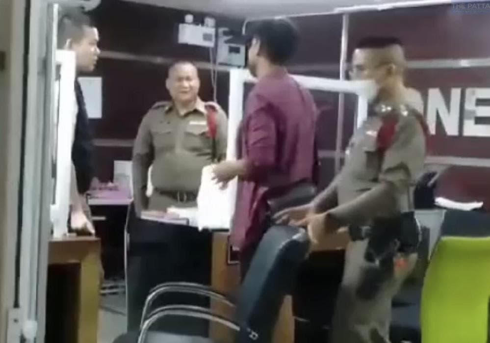 Le touriste indien avec les policiers.