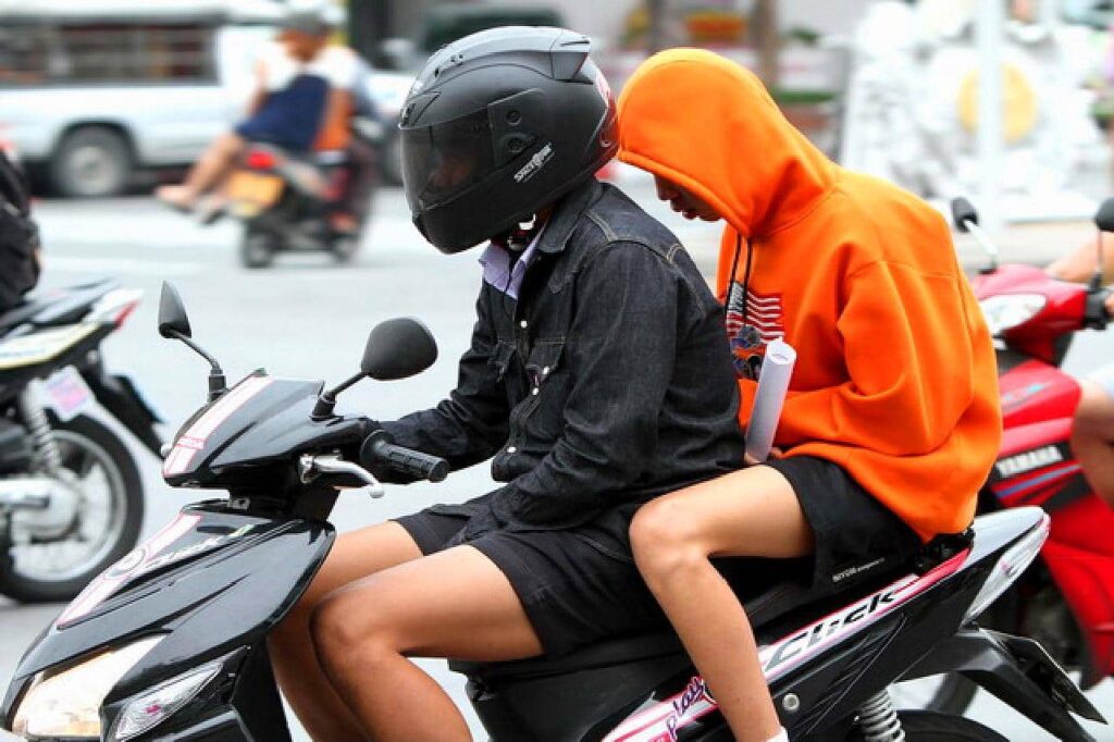 La Thaïlande frappée par une nouvelle vague de froid 4 Deux personnes sur une moto avec des vestes chaudes en Thaïlande