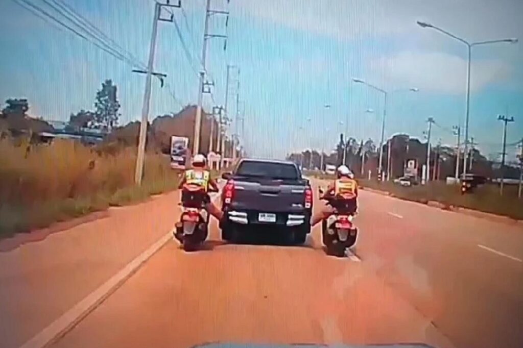 Une vidéo de policiers sympathiques devient virale en Thaïlande