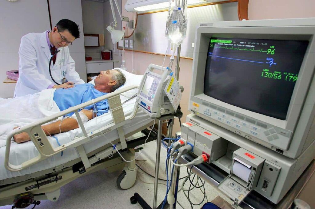 La Thaïlande vise le leadership mondial du tourisme médical et de bien-être Les leaders du secteur sont convaincus que l'intérêt mondial croissant pour la santé et le bien-être donnera une impulsion significative. Cela mettra en avant les atouts bien établis de la Thaïlande dans le tourisme, les soins médicaux de pointe, la chirurgie esthétique et les offres de bien-être comme moteurs clés de la croissance économique et de l'expansion internationale. Cette ambition est étayée par les données de l'Institut mondial du bien-être (GWI), qui indiquent une augmentation de la priorité accordée par les consommateurs à la santé, ce qui suscite des réponses rapides de la part des entreprises.  Le marché mondial du bien-être s'est considérablement développé, passant de 4 600 milliards de dollars américains en 2020 à 6 300 milliards de dollars en 2023, avec des projections prévoyant une nouvelle croissance pour atteindre 9 000 milliards de dollars d'ici 2028. La position de la Thaïlande en tant que destination touristique mondiale de premier plan constitue un avantage stratégique.  L'attrait du pays pour les visiteurs internationaux exigeants réside dans la diversité de son environnement naturel, la richesse de son patrimoine culturel, la qualité de ses services et les progrès de la médecine thaïlandaise moderne et traditionnelle.  Ces facteurs se combinent pour créer un avantage concurrentiel incontestable, positionnant la Thaïlande comme un lieu de choix pour le tourisme médical et de bien-être. Le point de vue des leaders du tourisme médical et de bien-être (de gauche à droite) Artirat Charukitpipat, Tanupon Wirunhakarun et Lapasrada Lertpanurot. Photo : The Nation Thailand Le Dr Artirat Charukitpipat, directrice générale de l'hôpital Bumrungrad de Bangkok, a expliqué au journal économique Thansettakij que si l'économie thaïlandaise a le potentiel de croître de 2,7 % cette année, sa structure reste dépendante des revenus extérieurs, notamment du tourisme.  Malgré l'impact de la pandémie de Covid-19, le secteur du tourisme a fait preuve d'une reprise robuste et rapide, se révélant plus résistant que d'autres secteurs générateurs de revenus étrangers. Elle a souligné le potentiel de croissance important du marché de niche du tourisme médical et de bien-être. Elle a exhorté tous les secteurs à donner la priorité à la durabilité et au bien-être, en plaidant pour leur reconnaissance en tant que piliers essentiels de la future économie thaïlandaise. Elle a noté l'attention croissante portée à ces domaines à l'échelle mondiale, ce qui nécessite une adaptation considérable du secteur thaïlandais des soins de santé pour promouvoir la longévité et un mode de vie sain. « La Thaïlande est une destination où les touristes internationaux du monde entier se rendent fréquemment pour des traitements médicaux », a déclaré le Dr Artirat.  « Nous disposons d'installations médicales de haute qualité, de professionnels de la santé de classe mondiale et de prix abordables.  Nous devons tirer parti de cela et devenir un centre médical de pointe en Asie. » Les hôpitaux privés en Thaïlande sont connu pour être particulièrement cher et pour surfacturer les clients thaïlandais et surtout étrangers (beaucoup pratiquent la double facturation), mais en comparaison d'autres hôpitaux dans le monde pour personnes très aisés, les prix sont abordables. L'hôpital Bumrungrad, qui fête cette année son 45ᵉ anniversaire, a lancé une filiale, le VitalLife Scientific Wellness Center, qui se concentre sur les soins intégrés ou holistiques. Proposant des programmes anti-âge, d'amélioration esthétique et de gestion du poids, ce centre connaît une croissance constante depuis 24 ans, ce qui témoigne de la demande croissante en matière de tourisme médical et de bien-être. Le Dr Atirat a souligné l'importance croissante de ce secteur pour aider les personnes du monde entier à lutter contre les maladies. Elle a également souligné l'importance croissante du domaine de la « médecine de la longévité », qui vise à prolonger la durée de vie en bonne santé en prévenant les maladies et en favorisant le bien-être. L'espérance de vie moyenne en Thaïlande étant actuellement de 80 ans, ce qui représente une amélioration significative de la qualité de vie, le Dr Atirat a suggéré que la durée de vie de 120 ans pourrait devenir une réalité à l'avenir. Lapasrada Lertpanurot, PDG de Master Style Pcl, qui gère l'hôpital Masterpiece à Bangkok, a souligné l'importance pour la Thaïlande de se doter d'une identité claire. Elle a noté l'instabilité économique et sociale actuelle exacerbée par des événements internationaux tels que les élections américaines et leur impact sur les marchés thaïlandais. Elle a plaidé pour le renforcement de l'économie par la promotion ciblée du tourisme, des soins de santé et du bien-être, secteurs considérés comme des atouts nationaux. Mme Lapasrada estime que l'accent mis sur ces domaines attirera les investissements et atténuera l'impact des pressions économiques extérieures, contribuant ainsi à une croissance durable en Thaïlande.  Elle a souligné la nécessité d'une collaboration entre les secteurs public et privé pour atteindre cet objectif. Le Dr Tanupon Wirunhakarun, président du comité exécutif de BDMS Wellness Clinic et BDMS Wellness Resort, qui font partie de Bangkok Dusit Medical Services Pcl, a confirmé l'investissement important de BDMS dans le bien-être. Il a noté que BDMS traite de nombreux patients internationaux.  Il a souligné l'importance croissante de la médecine préventive, qui représente actuellement 11 % des traitements de BDMS, et a prédit une croissance rapide dans ce domaine. Le Dr Tanupon a également noté le potentiel de croissance du tourisme de bien-être, avec des chiffres pré-pandémiques de 15 millions de visiteurs qui devraient être dépassés en 2024-25.  Il a cité les données de GWI indiquant des dépenses moyennes de 60 000 à 70 000 bahts par personne et par voyage pour les touristes de bien-être, ce qui est nettement plus élevé que les dépenses touristiques générales. Il estime qu'avec une collaboration entre les secteurs public et privé, la Thaïlande pourrait se hisser dans le top 5 mondial du tourisme de bien-être. Actuellement, les pays leaders sont les États-Unis, l'Allemagne, la Chine, la France et le Japon, la Thaïlande se classant en 15ᵉ position. Le Dr Wittaya Wanpen, directeur adjoint de l'hôpital Praram 9 de Bangkok, a observé une baisse potentielle des dépenses des touristes thaïlandais en quête de bien-être depuis la mi-2024, reflétant le climat économique. Il a noté une prise de conscience accrue des coûts, en particulier pour la chirurgie esthétique et les affections mineures, de plus en plus de patients préférant les soins à domicile aux séjours à l'hôpital. « D'après les discussions que j'ai eues avec des patients d'hôpitaux privés, y compris des chefs d'entreprise, beaucoup d'entre eux rencontrent des difficultés liées aux ventes et à la fluctuation des revenus, ce qui les amène à contrôler leurs dépenses », a expliqué le Dr Wittaya. Il a ajouté que l'hôpital Praram 9 s'adresse à une gamme de budgets, avec une clientèle croissante. Si le segment du luxe a connu un léger recul, la force de l'hôpital réside dans le traitement des pathologies complexes, qui représente plus de 50 % de ses revenus, suivi par la chirurgie esthétique et les services de bien-être. Voir aussi : La Thaïlande veut stimuler le tourisme de bien-être avec la médecine traditionnelle La Thaïlande va promouvoir le tourisme de santé et de bien-être Pourquoi la Thaïlande doit mettre l’accent sur le bien-être La Thaïlande veut augmenter ses revenus grâce au tourisme médical et de bien-être La Thaïlande veut renforcer son économie grâce au tourisme médical