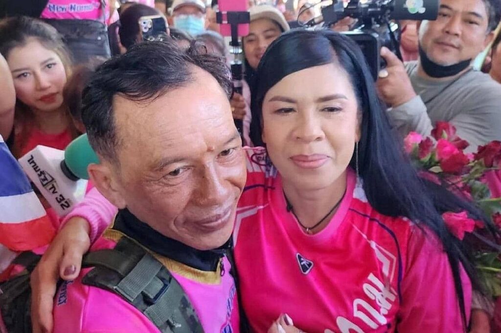 Un Thaïlandais parcourt 1 200 km à pied pour prouver son amour et se marier