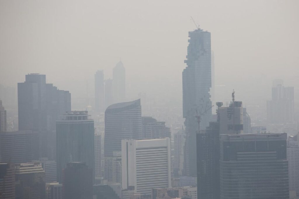 Ça sent le brulé à Bangkok : un étrange smog enveloppe la capitale thaïlandaise