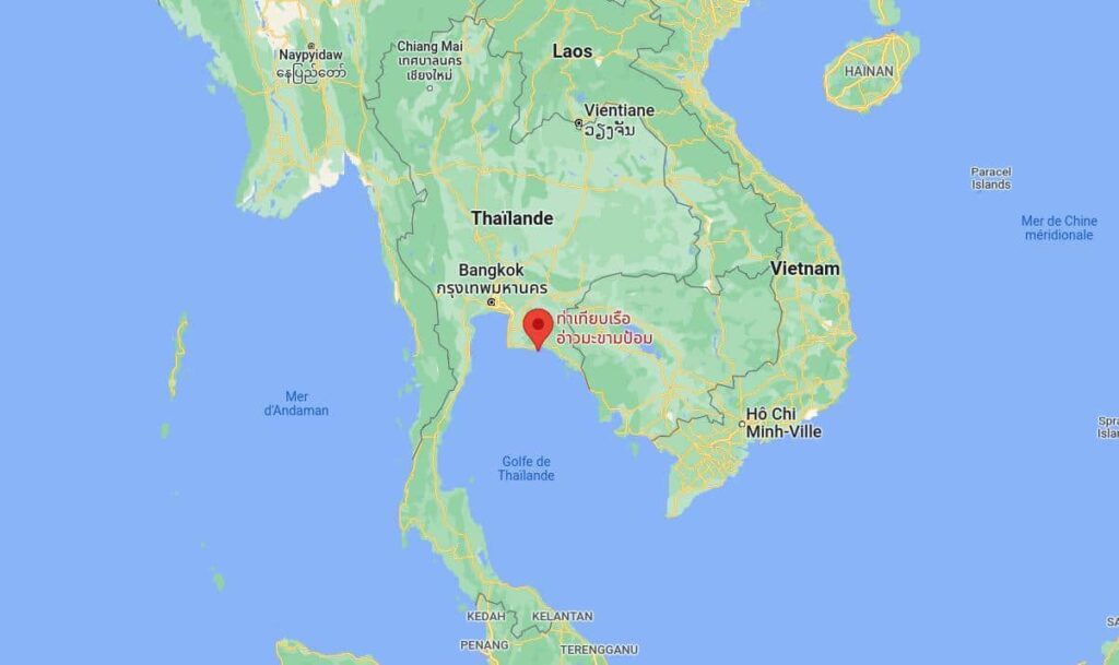 Des touristes émerveillés nagent 5 heures avec un requin-baleine en Thaïlande 4 Embarcadère Ao Ma Kham Pom