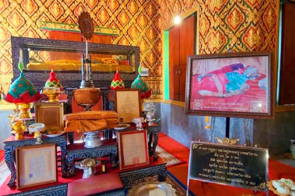 Les pouvoirs miraculeux d'un moine bouddhiste thaïlandais perdurent après sa mort
