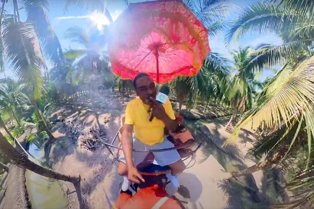 Un touriste fume de la marijuana sur le dos d'un éléphant en Thaïlande