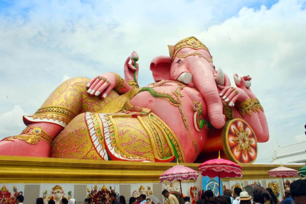 Statue couchée du dieu Ganesha au Wat Saman Rattanaram