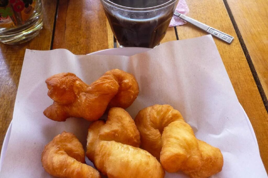 Les Thaïlandais invités à éviter les beignets et le thé glacé au petit déjeuner