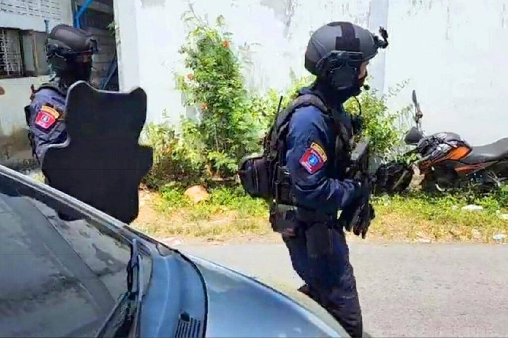 La police thaïlandaise prend d'assaut la maison d'un policier avec des problèmes mentaux