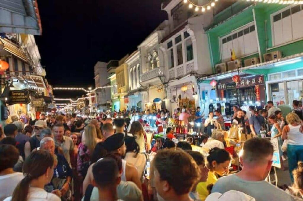 Les impacts positifs et négatifs de l'afflux de Russes en Thaïlande 6 Touristes à Phuket