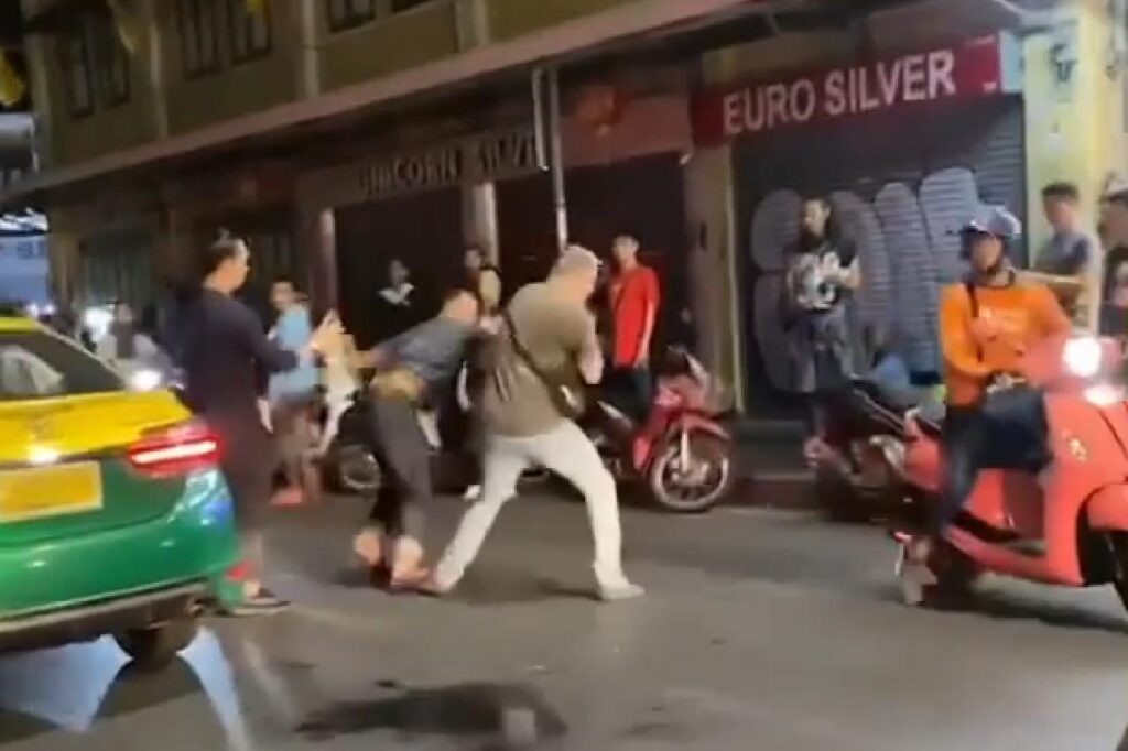Un chauffeur de tuk tuk agresse un touriste étranger à Bangkok en Thaïlande