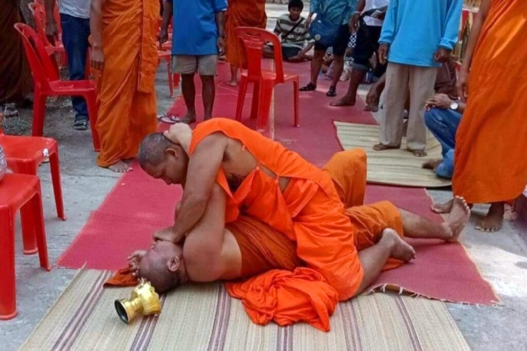 Des moines bouddhistes se bagarrent lors d'un enterrement en Thaïlande