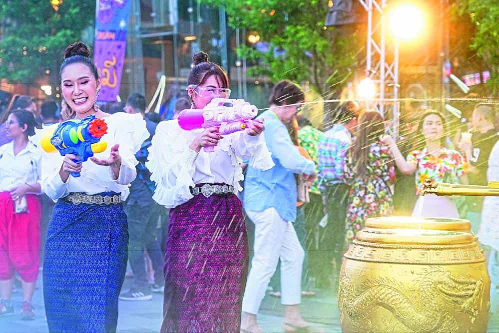 Bataille d'eau en costume traditionnel au River Park d'Iconsiam