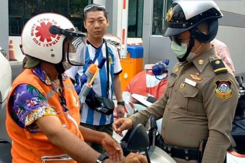 Un moto-taxi thaïlandais tente de poignarder 2 touristes après un différend sur le prix