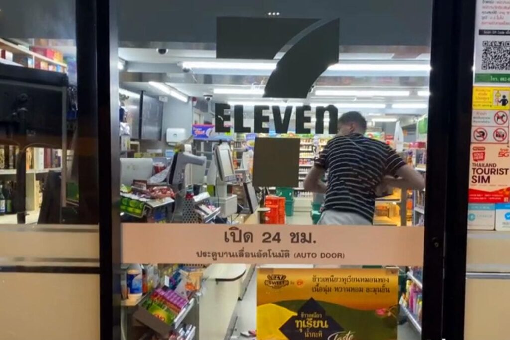 Un touriste britannique détruit un 7-Eleven à Bangkok en Thaïlande