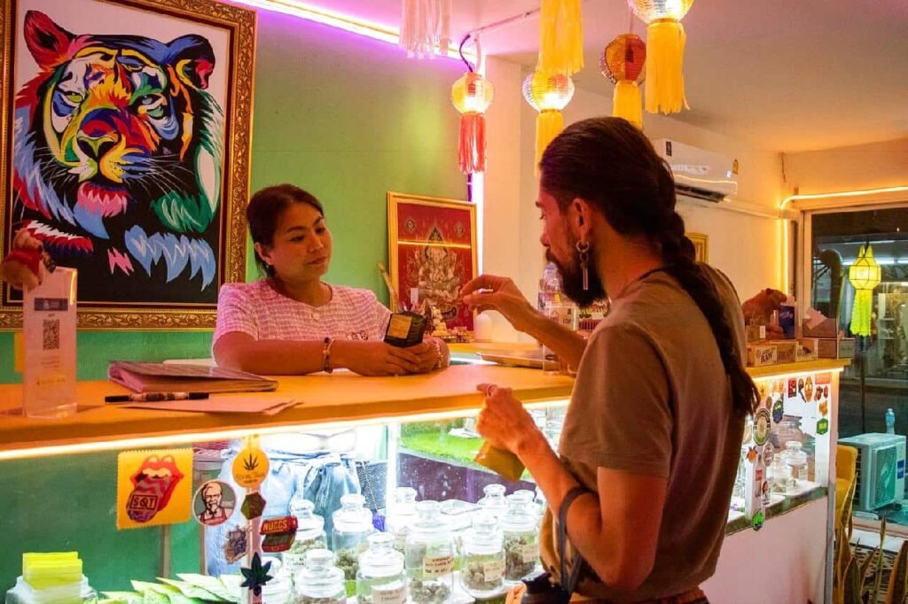 Vendeuse et client dans un magasin de cannabis situé dans le quartier touristique de Chiang Mai