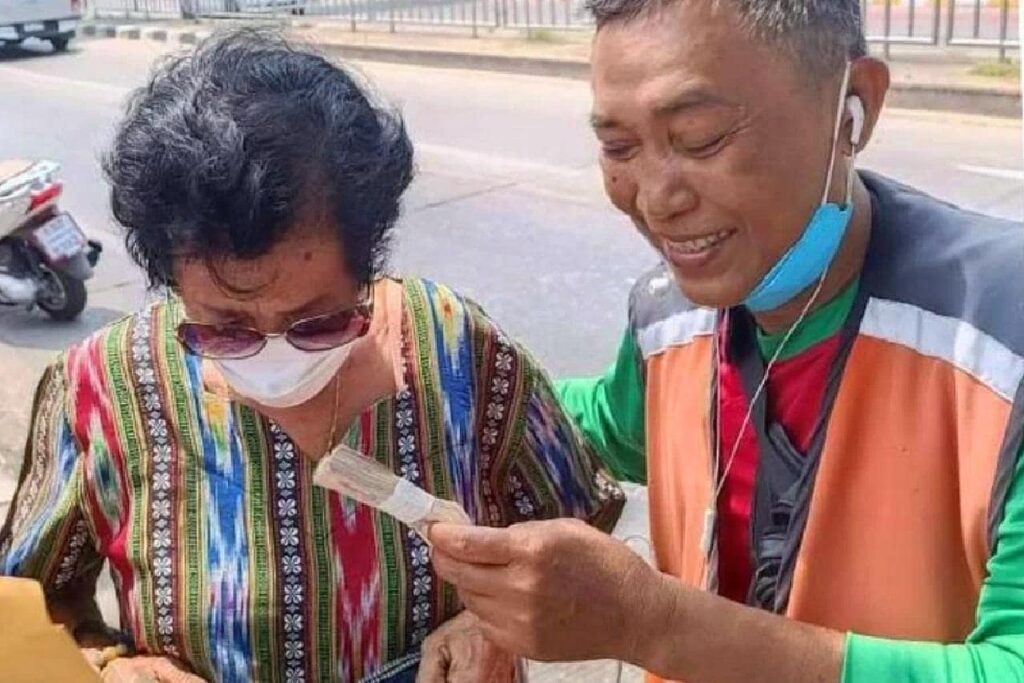 Un moto taxi thaïlandais trouve 100 000 bahts et les rend à sa propriétaire