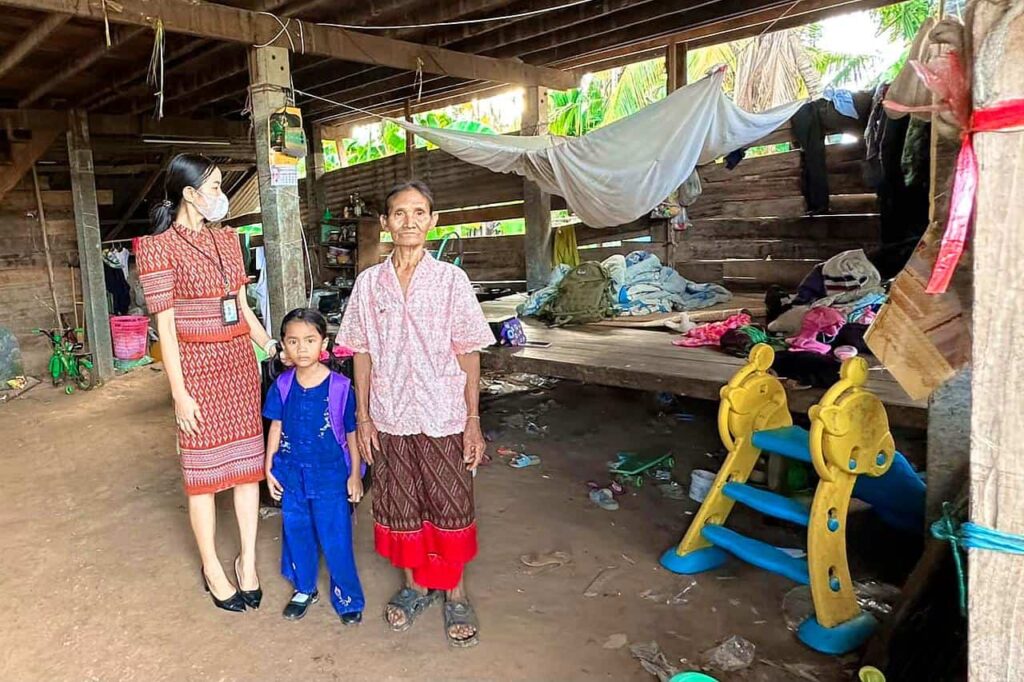 Une enseignante visite la maison d'une fillette de 4 ans qui vit avec sa grand-mère aveugle