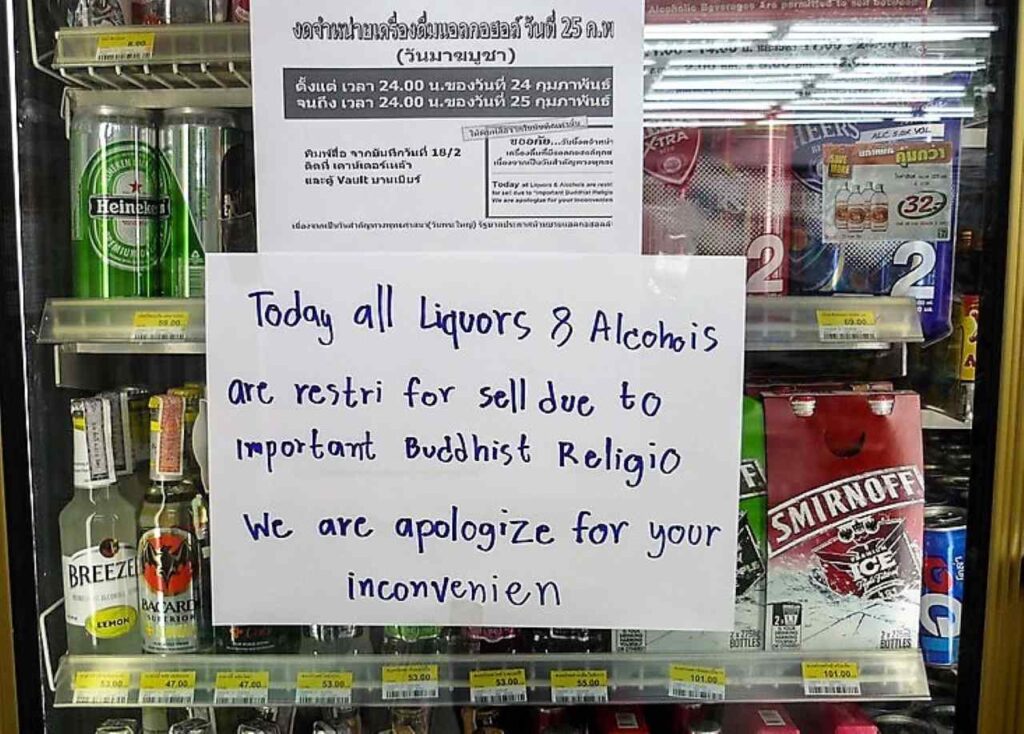 L'interdiction de vente d'alcool lors des fêtes bouddhistes remise en question en Thaïlande