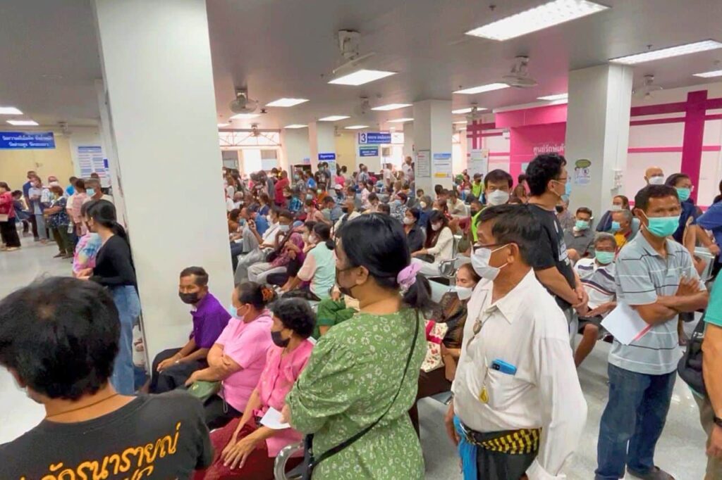 Thaïlande : les médecins surmenés par le système de santé gratuit, l’IA peut-elle aider ?