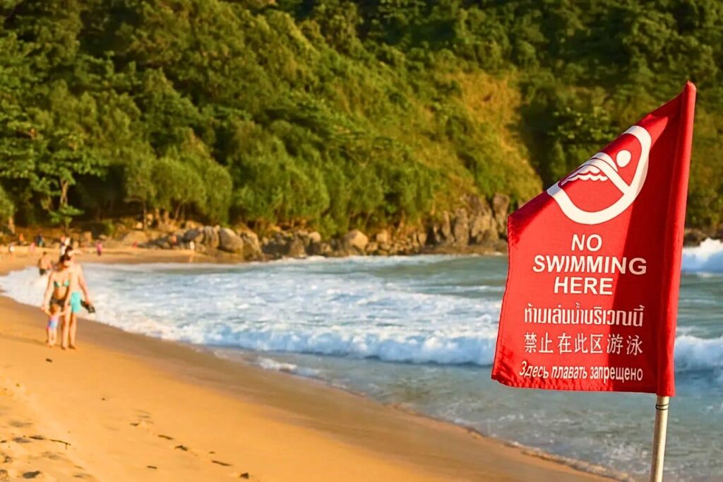 8 touristes irresponsables sauvés de la noyade à Phuket en Thaïlande