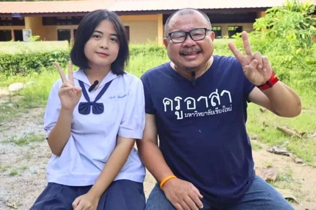 En Thaïlande, un père se déguise en femme pour participer à la fête des Mères de l'école