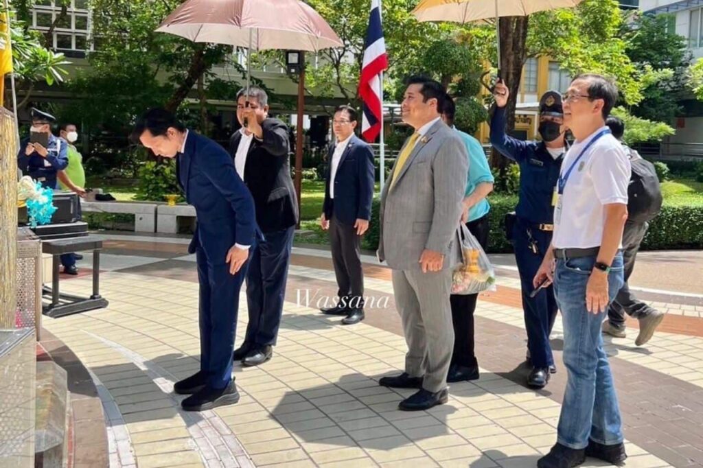 Los dos hijos del rey Rama X de visita en Bangkok