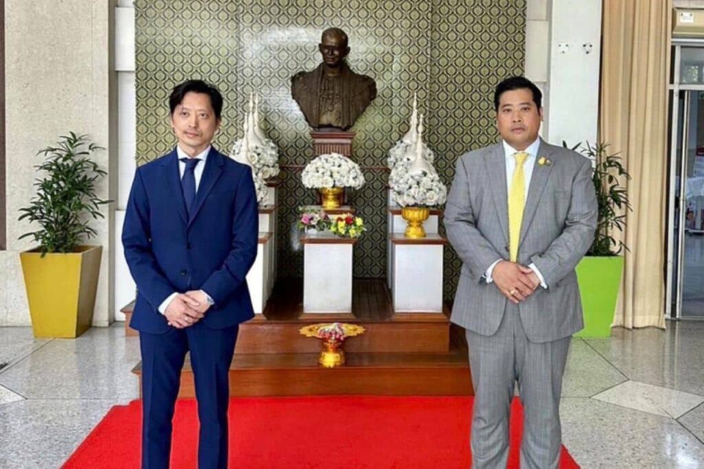 El segundo hijo del rey se reúne con su hermano menor en Tailandia