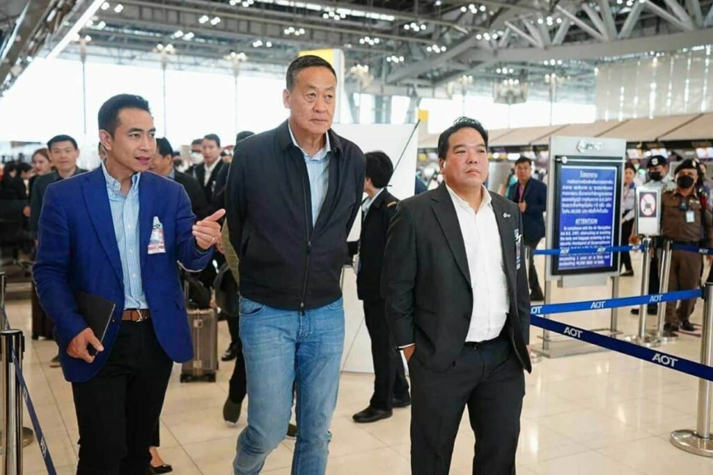 Srettha Thavisin dans l'aéroport de Phuket