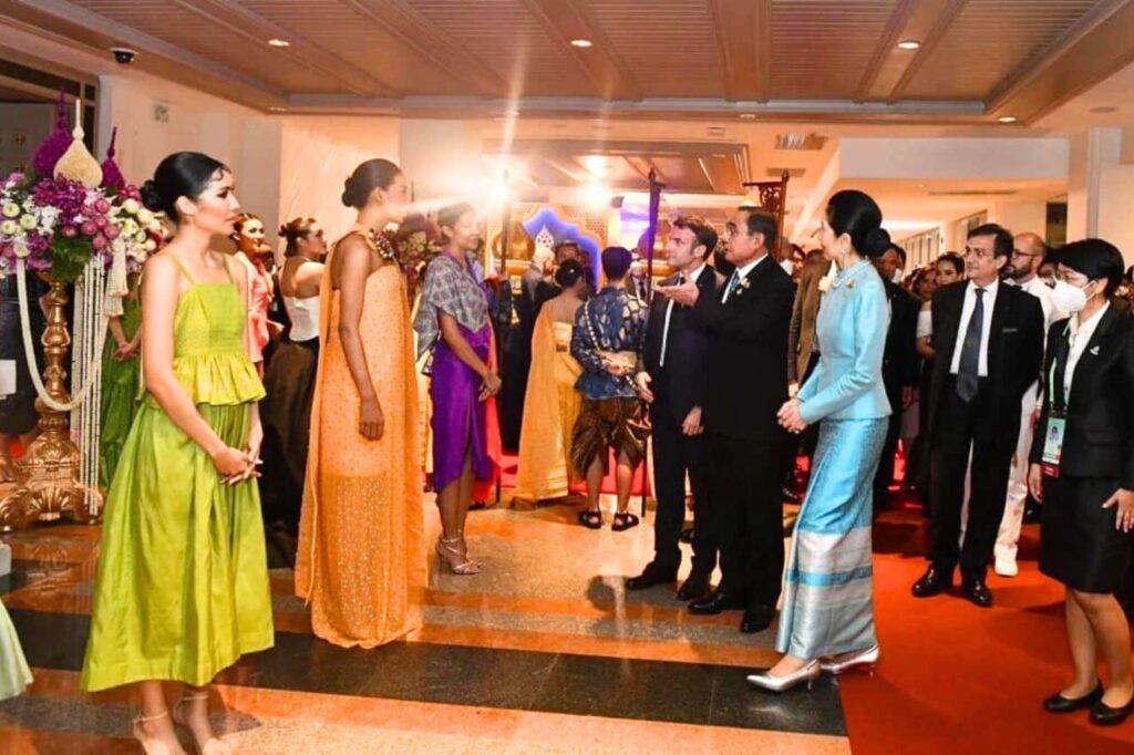 Prayut Chan-o-cha et Macron lors du sommet de l'APEC 2022