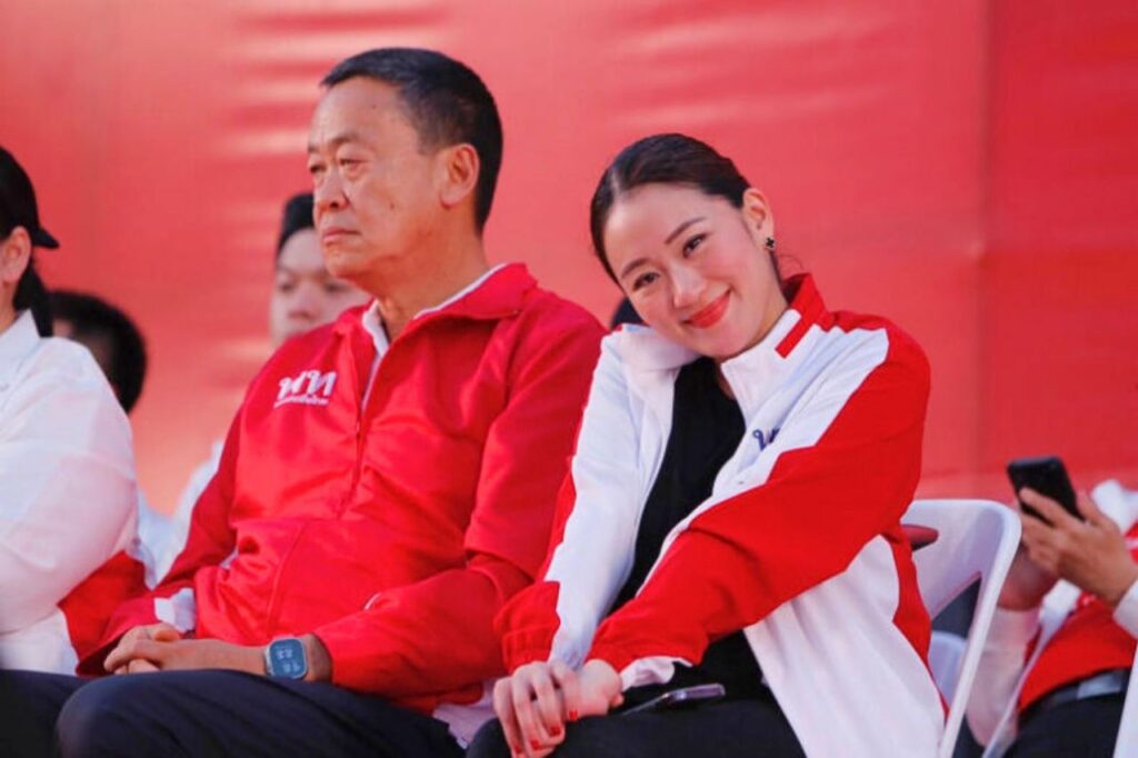 Srettha Thavisin, à gauche, et Paetongtarn Shinawatra après la victoire de leur parti le Pheu Thai en 2023