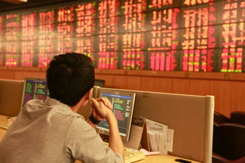 La bourse de Thaïlande termine sa 3e année consécutive dans le rouge 5 Un trader suit le cours des actions