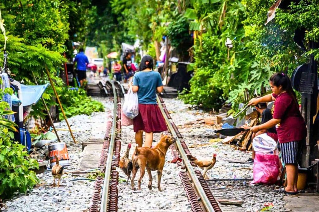 Habitants d'un bidonville le long des voies ferrées dans le centre de Bangkok