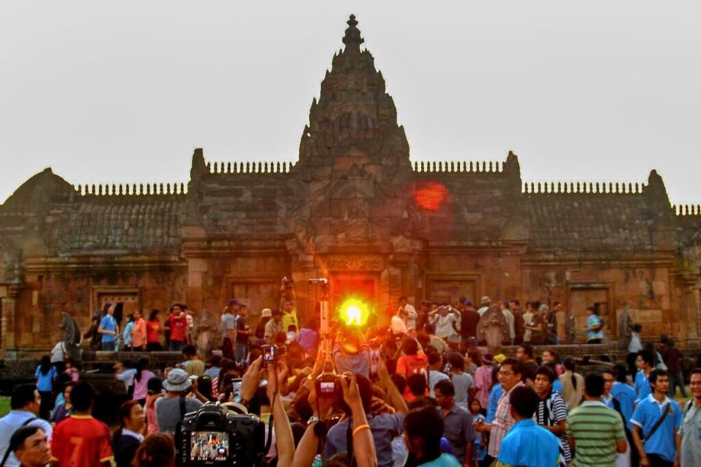 Phénomène solaire dans un temple khmer du nord-est de la Thaïlande