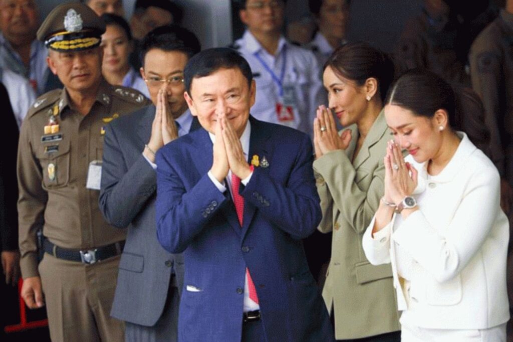Thaksin Shinawatra salue les supporteurs venus l'accueillir à l'occasion de son retour, à l'aéroport de Don Mueang, le 22 août 2023