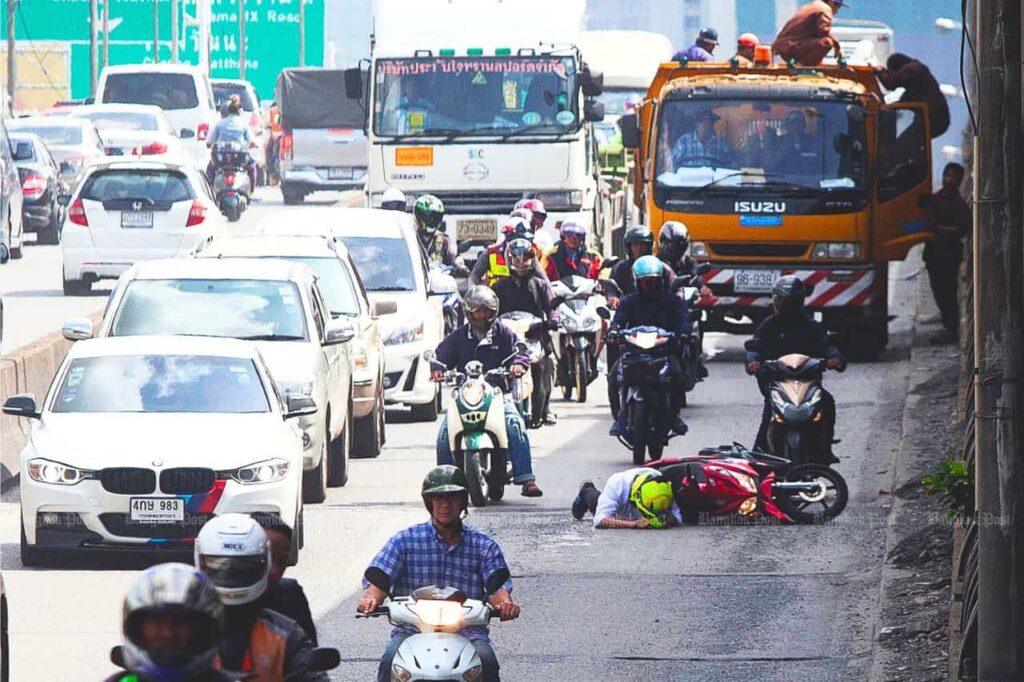 Le dangereux métier de livreur à moto en Thaïlande